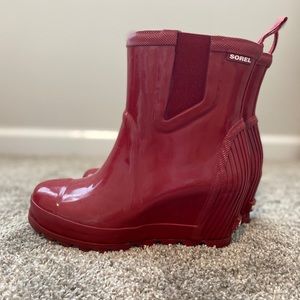 Sorel red rain boats